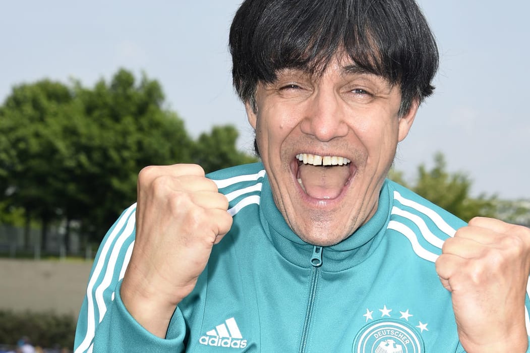 Matze Knop: Als Bundestrainer Joachim Löw hat er zur Fußballweltmeisterschaft Hochkonjunktur. Matze Knop: Als Bundestrainer Joachim Löw hat er zur Fußballweltmeisterschaft Hochkonjunktur.