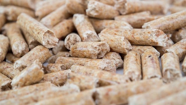 Pellets werden aus getrockneten, nicht behandelten Holzresten gefertigt. Pellets werden aus getrockneten, nicht behandelten Holzresten gefertigt.