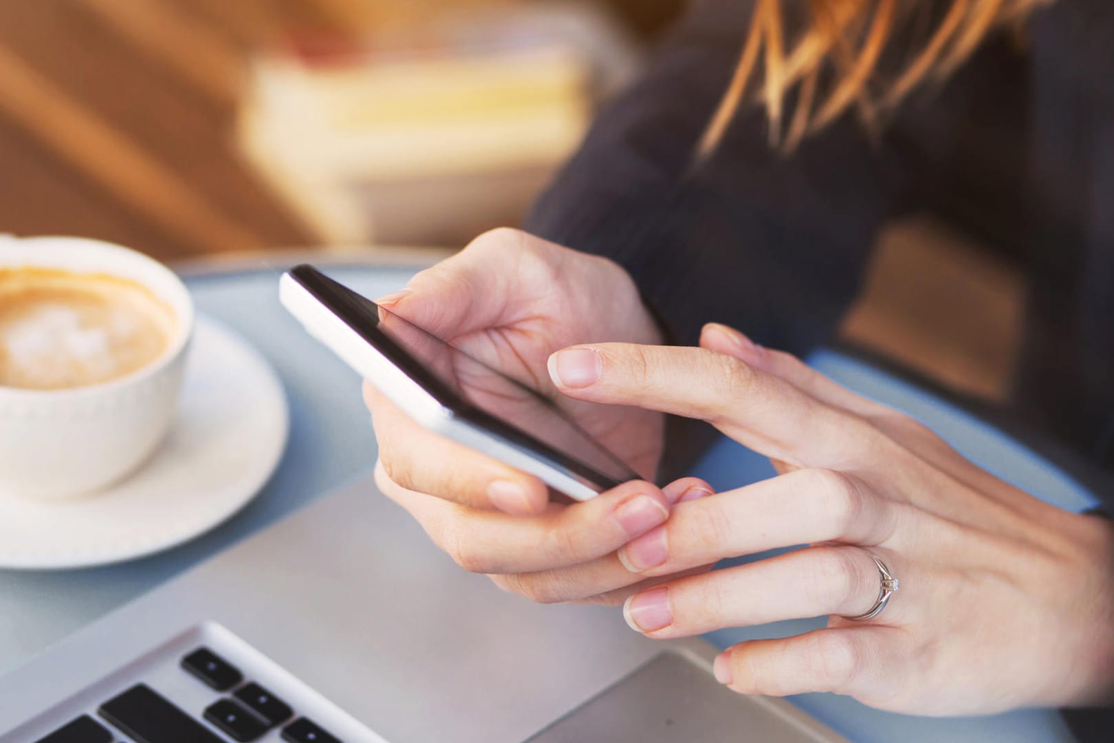 Eine Frau nutzt Ihr Smartphone: Neue Geräte haben oft unerwünschte Software installiert.