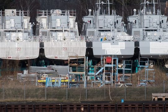 Küstenschutzboote für Saudi-Arabien auf dem Gelände der Peene-Werft in Wolgast.