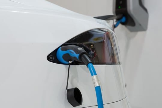 E-Auto am Strom: Wallboxen brauchen erheblich weniger Zeit für den Ladevorgang als normale Steckdosen. E-Auto am Strom: Wallboxen brauchen erheblich weniger Zeit für den Ladevorgang als normale Steckdosen.