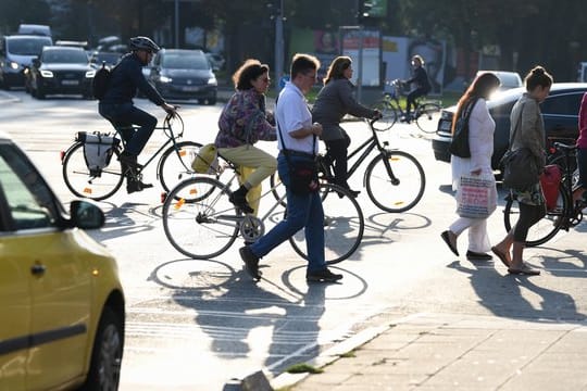 Radfahrer und Fußgänger in Frankfurt Radfahrer und Fußgänger in Frankfurt