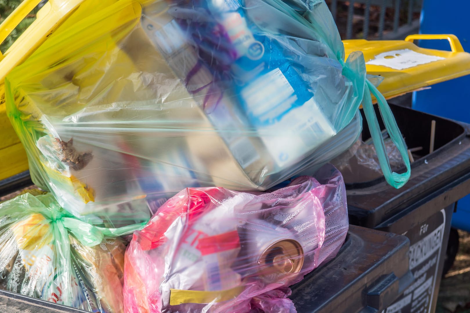 Gelbe Tonne: Nicht jede Verpackung aus Kunststoff kann recycelt werden. Gelbe Tonne: Nicht jede Verpackung aus Kunststoff kann recycelt werden.