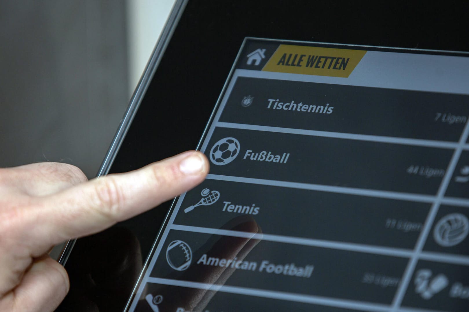 Fußball, Tischtennis, Tennis und vieles mehr: Der Markt für Sportwetten im Internet ist riesengroß. Fußball, Tischtennis, Tennis und vieles mehr: Der Markt für Sportwetten im Internet ist riesengroß.