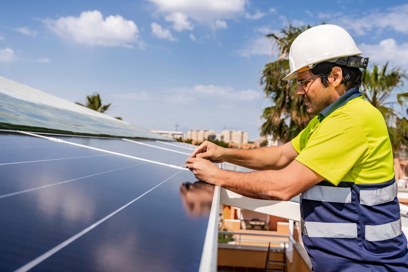 Techniker installiert Solaranlage: Nach der Corona-Pandemie könnten mit den richtigen Maßnahmen Hunderte Millionen Jobs entstehen.
