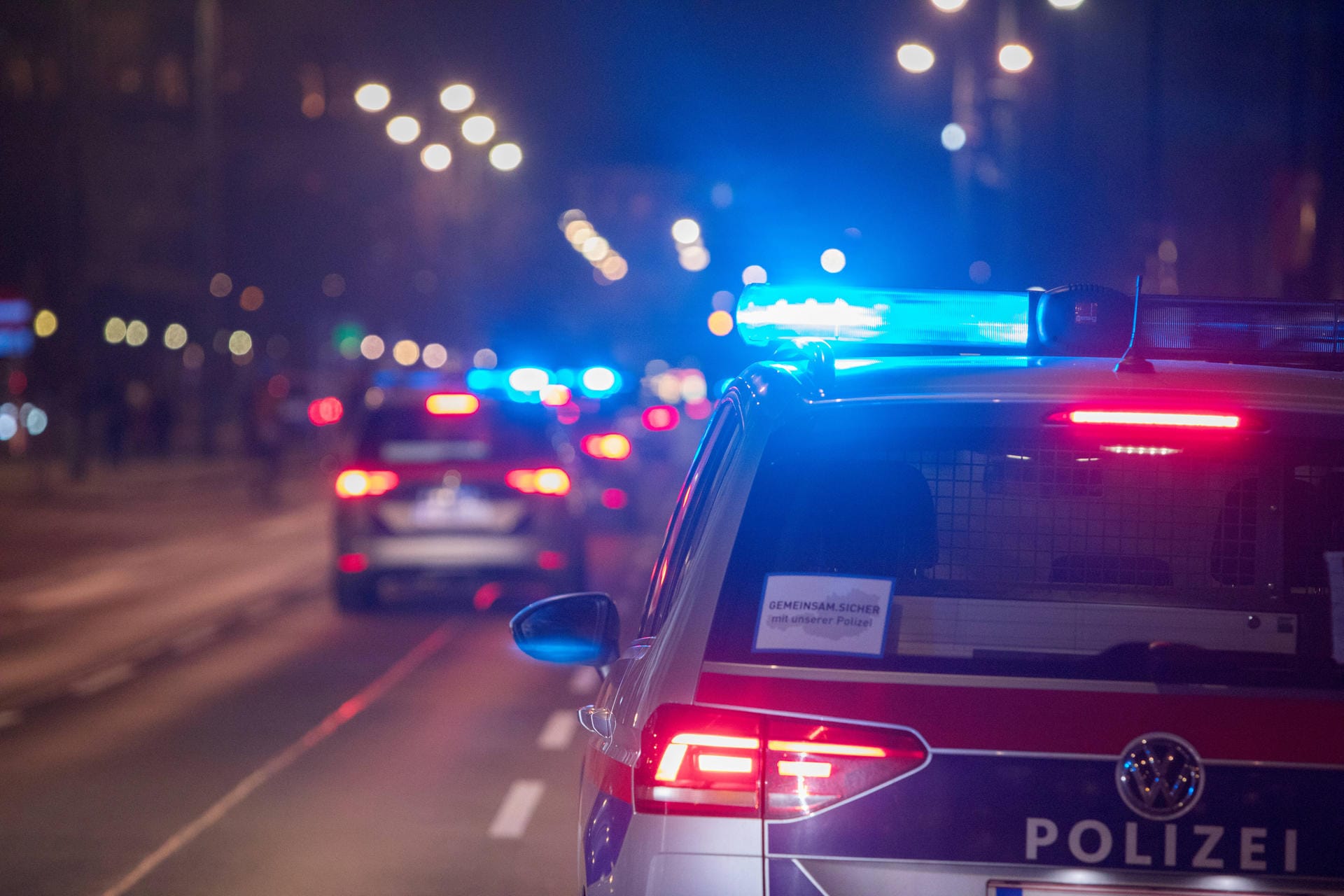 Österreichische Polizei (Symbolfoto): In Wien musste ein Raser nach über drei Dutzend Verkehrsvergehen gestoppt werden. Österreichische Polizei (Symbolfoto): In Wien musste ein Raser nach über drei Dutzend Verkehrsvergehen gestoppt werden.