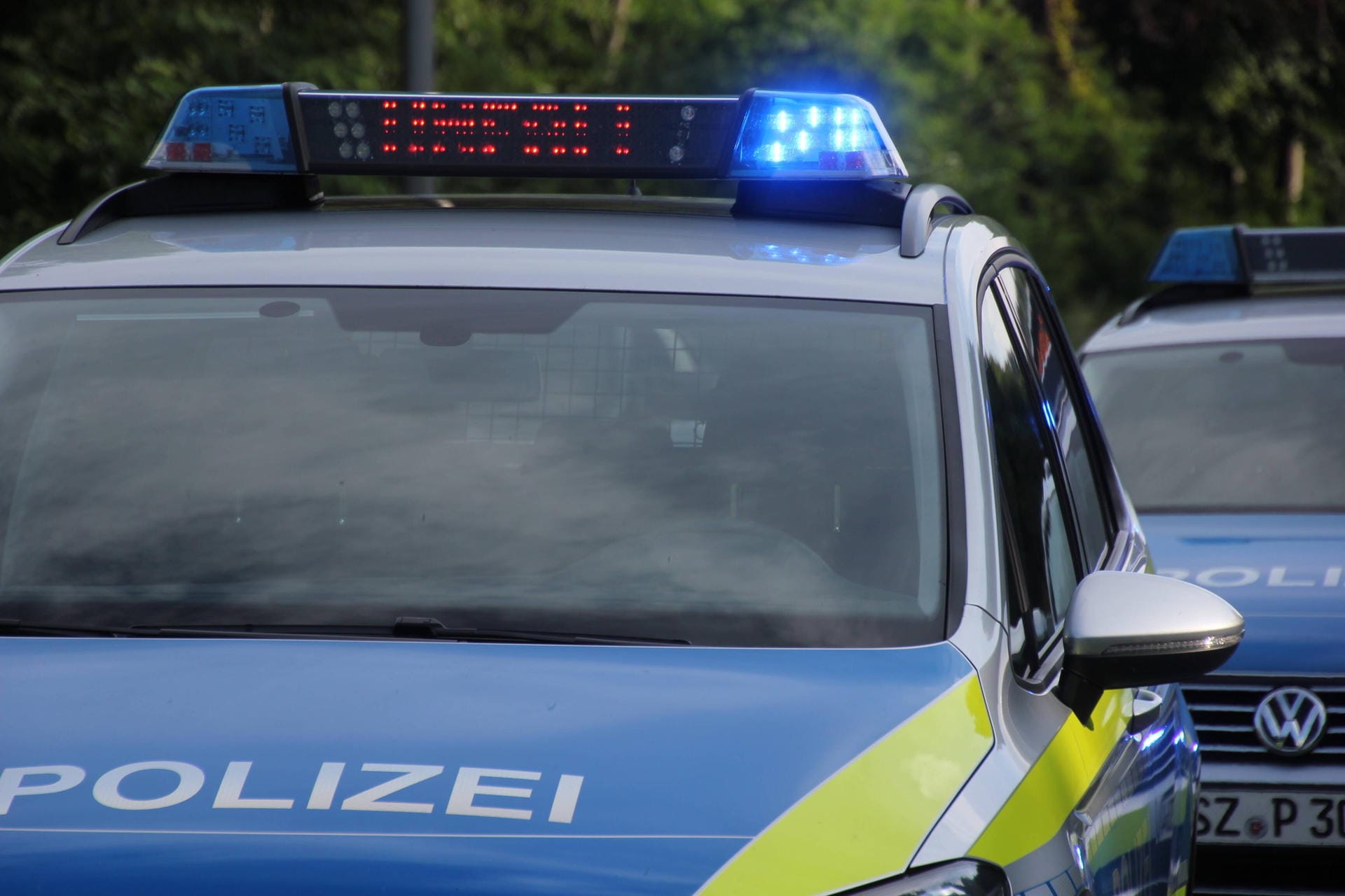 Polizei an einem Unfallort: Zuvor hatte es auf der Gegenfahrbahn einen Unfall mit einem Reh gegeben (Symbolbild). Polizei an einem Unfallort: Zuvor hatte es auf der Gegenfahrbahn einen Unfall mit einem Reh gegeben (Symbolbild).