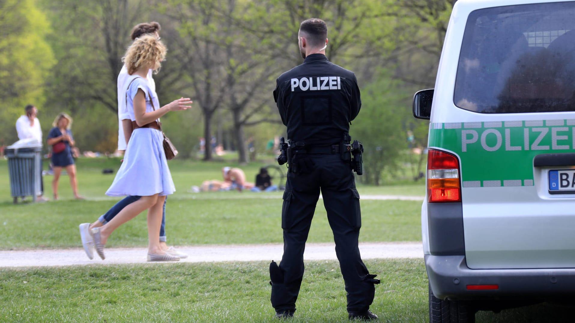 Ein Polizist steht bei schönem Wetter im Englischen Garten (Archivbild): An Sommertagen kommen Tausende in Münchens grüne Lunge, nicht immer bleibt es friedlich. Ein Polizist steht bei schönem Wetter im Englischen Garten (Archivbild): An Sommertagen kommen Tausende in Münchens grüne Lunge, nicht immer bleibt es friedlich.