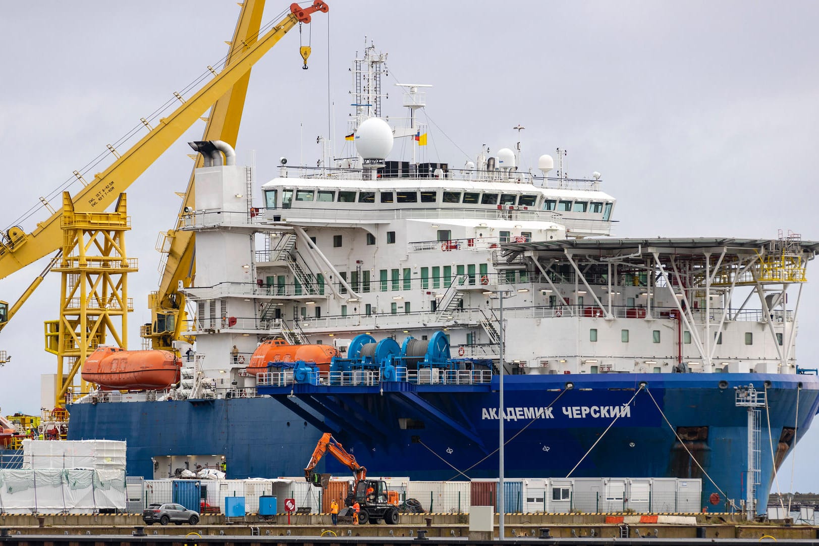 Verlegeschiff für Nord Stream 2 Akademik Cherskiy im Fährhafen Mukran: "Wenn die Zertifizierung der Pipeline eingeschränkt wird, dürfte ihre Fertigstellung ziemlich schwierig werden". Verlegeschiff für Nord Stream 2 Akademik Cherskiy im Fährhafen Mukran: "Wenn die Zertifizierung der Pipeline eingeschränkt wird, dürfte ihre Fertigstellung ziemlich schwierig werden".