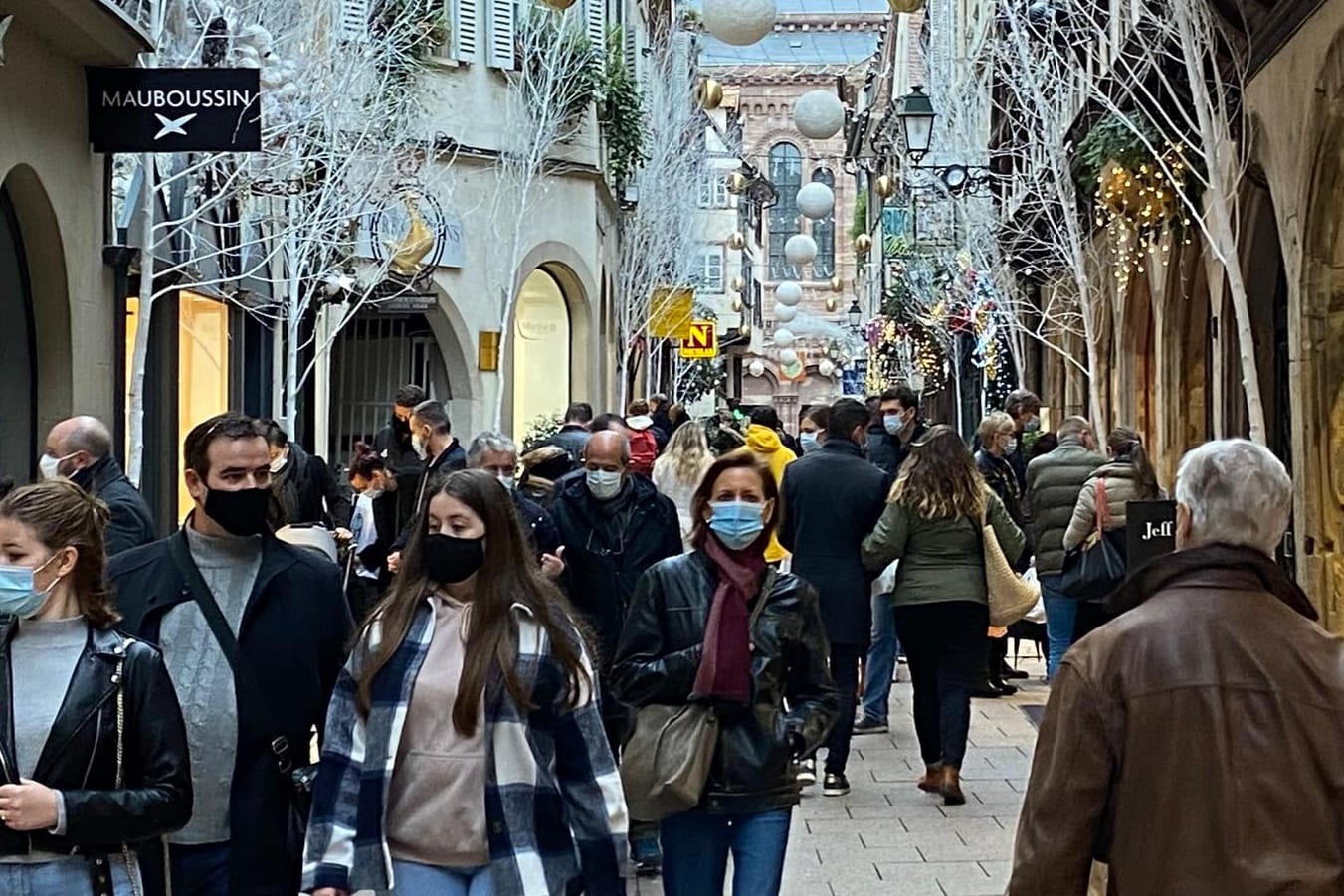 Eine volle Einkaufsstraße in Straßburg: Zahlreiche Deutsche waren am Tag vor Heiligabend in Frankreich shoppen. Eine volle Einkaufsstraße in Straßburg: Zahlreiche Deutsche waren am Tag vor Heiligabend in Frankreich shoppen.
