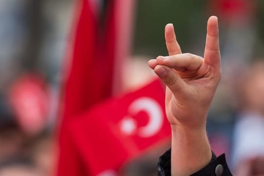 Eine Hand zeigt den "Wolfsgruß" der Grauen Wölfe bei einer Demonstration in München. Eine Hand zeigt den "Wolfsgruß" der Grauen Wölfe bei einer Demonstration in München.
