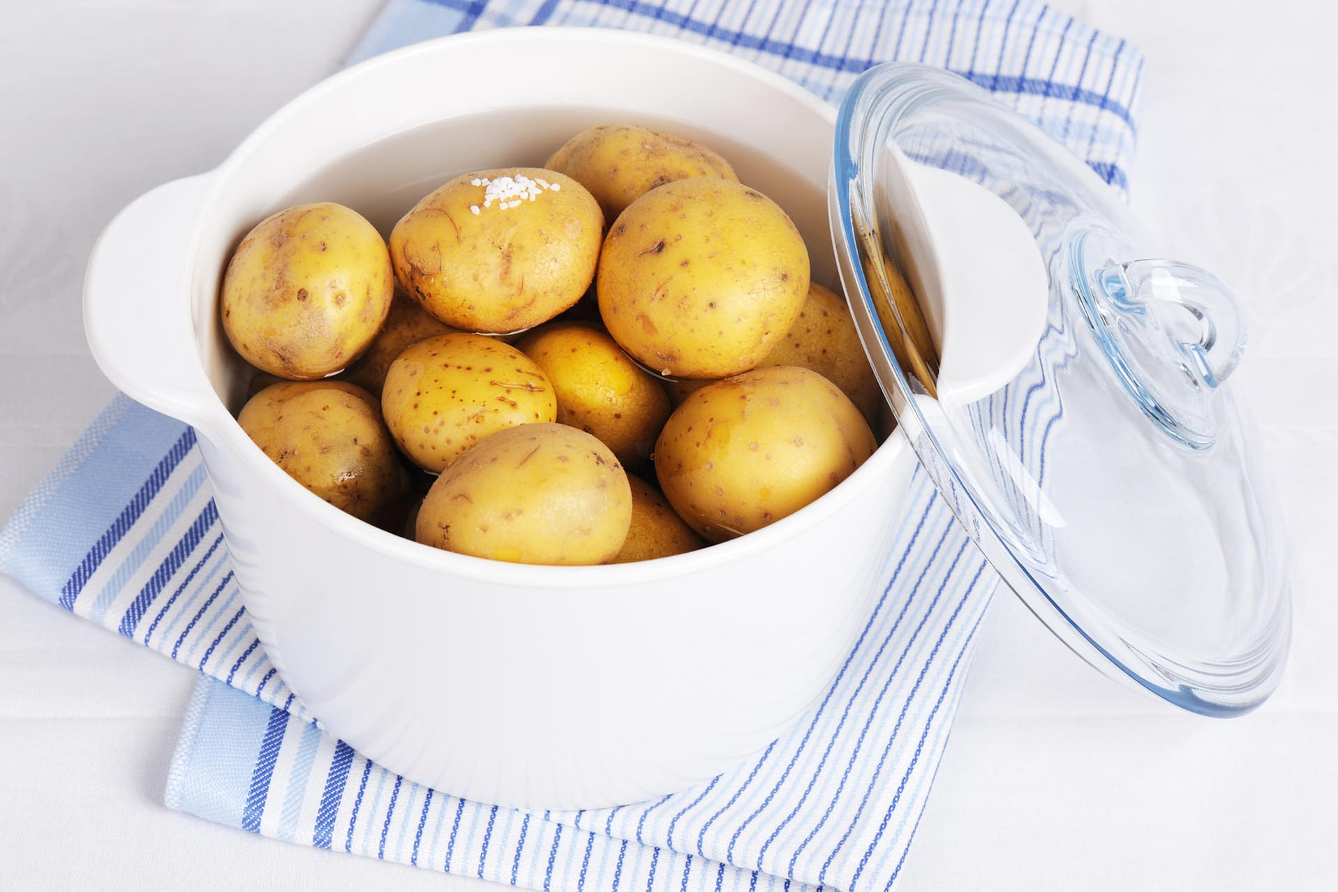 Kartoffeln: Wenn Kartoffeln am nächsten Tag noch einmal aufgewärmt werden, ist ihr Kaloriengehalt gesunken. Kartoffeln: Wenn Kartoffeln am nächsten Tag noch einmal aufgewärmt werden, ist ihr Kaloriengehalt gesunken.