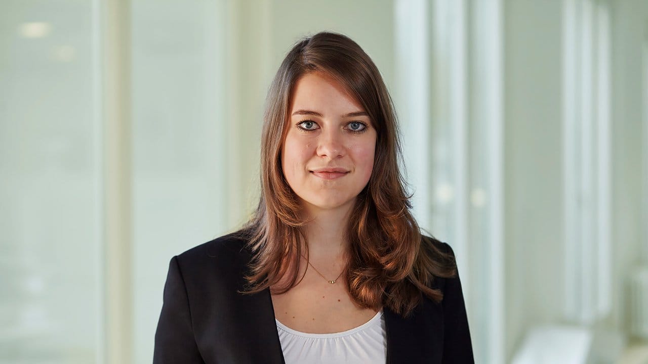 Julia Rieder arbeitet als Redakteurin bei dem Verbraucherportal Finanztip und schreibt über Versicherungsthemen.