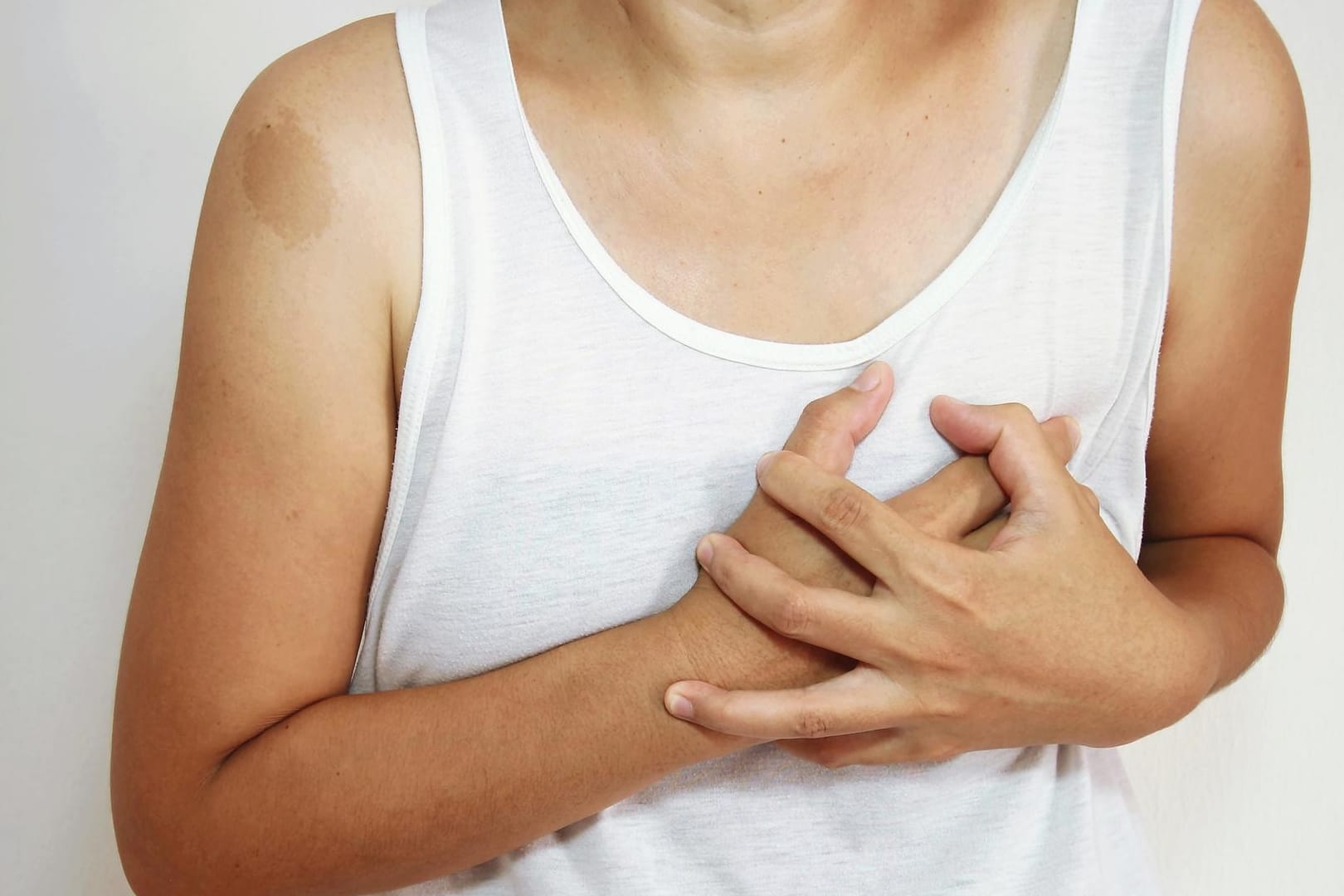 Brustschmerzen in den Wechseljahren kommen häufig vor und haben meist hormonelle Ursachen. Brustschmerzen in den Wechseljahren kommen häufig vor und haben meist hormonelle Ursachen.