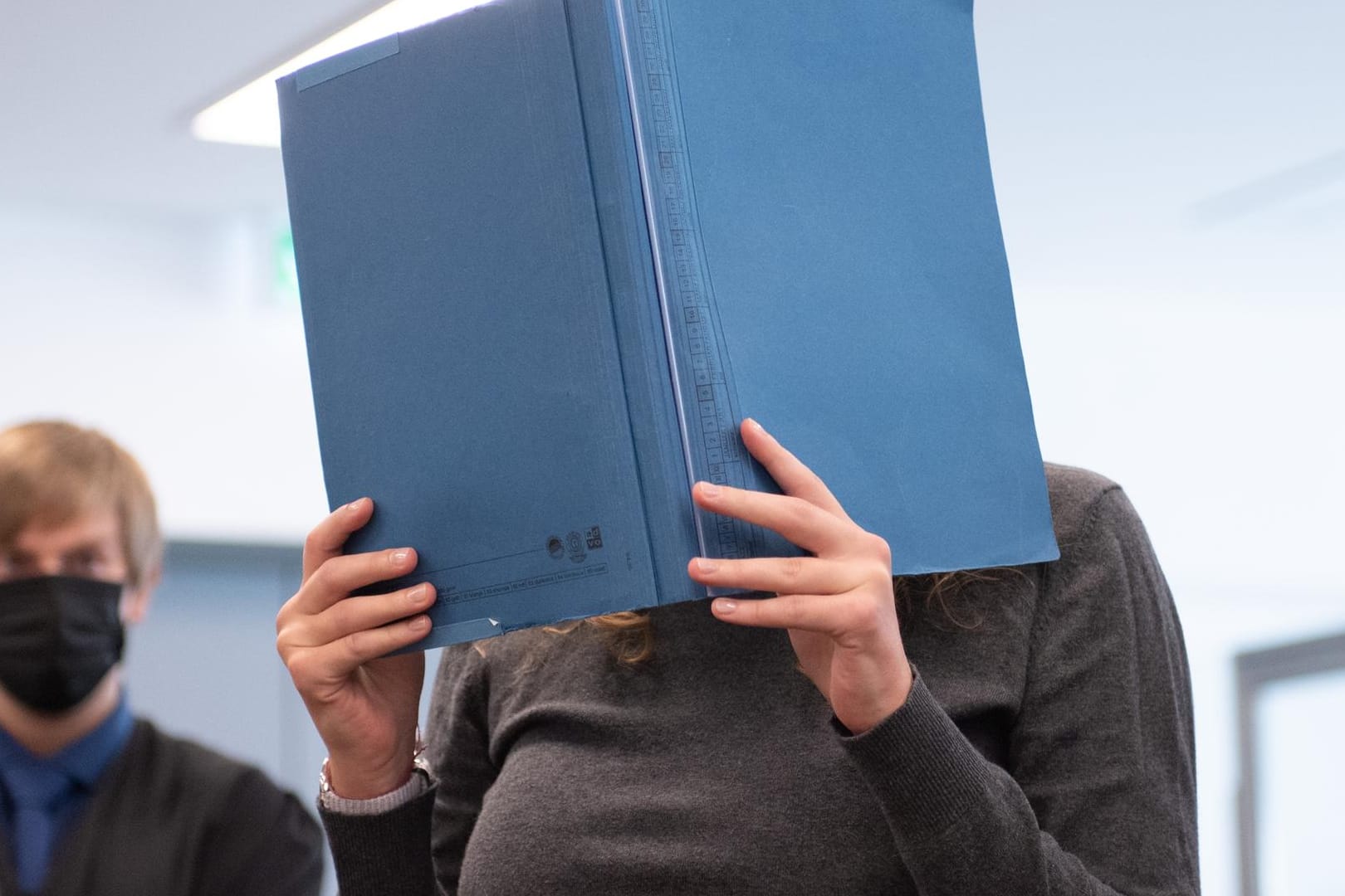 Die Angeklagte verdeckt ihr Gesicht: Lina E. und weitere drei Männer sind angeklagt. Die Angeklagte verdeckt ihr Gesicht: Lina E. und weitere drei Männer sind angeklagt.