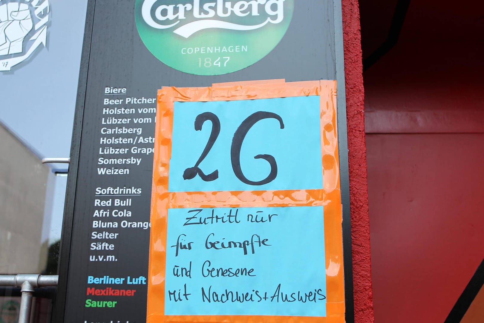 Ein Schild weist an einer Bar auf die 2G-Regel hin (Symbolbild): In Berlin werden Gastronomen nun vor die Qual der Wahl gestellt. Ein Schild weist an einer Bar auf die 2G-Regel hin (Symbolbild): In Berlin werden Gastronomen nun vor die Qual der Wahl gestellt.