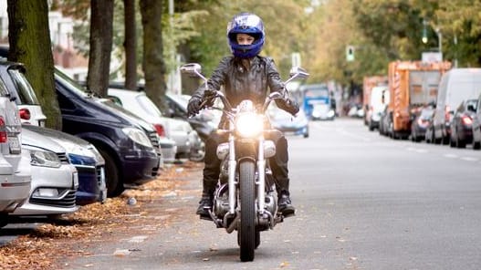 Motorradfahren in der kalten Jahreszeit ist aufgrund verschiedener Einflussfaktoren besonders gefährlich. Motorradfahren in der kalten Jahreszeit ist aufgrund verschiedener Einflussfaktoren besonders gefährlich.