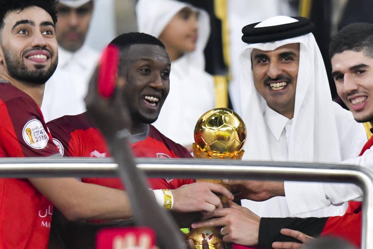 Scheich Tamim bin Hamad Al Thani überreicht Spielern des Klubs Al Duhail den katarischen Meisterpokal (Archivbild): Das Staatsoberhaupt des Golfstaates steht wegen Menschenrechtsverletzungen in seinem Land in der Kritik. Scheich Tamim bin Hamad Al Thani überreicht Spielern des Klubs Al Duhail den katarischen Meisterpokal (Archivbild): Das Staatsoberhaupt des Golfstaates steht wegen Menschenrechtsverletzungen in seinem Land in der Kritik.