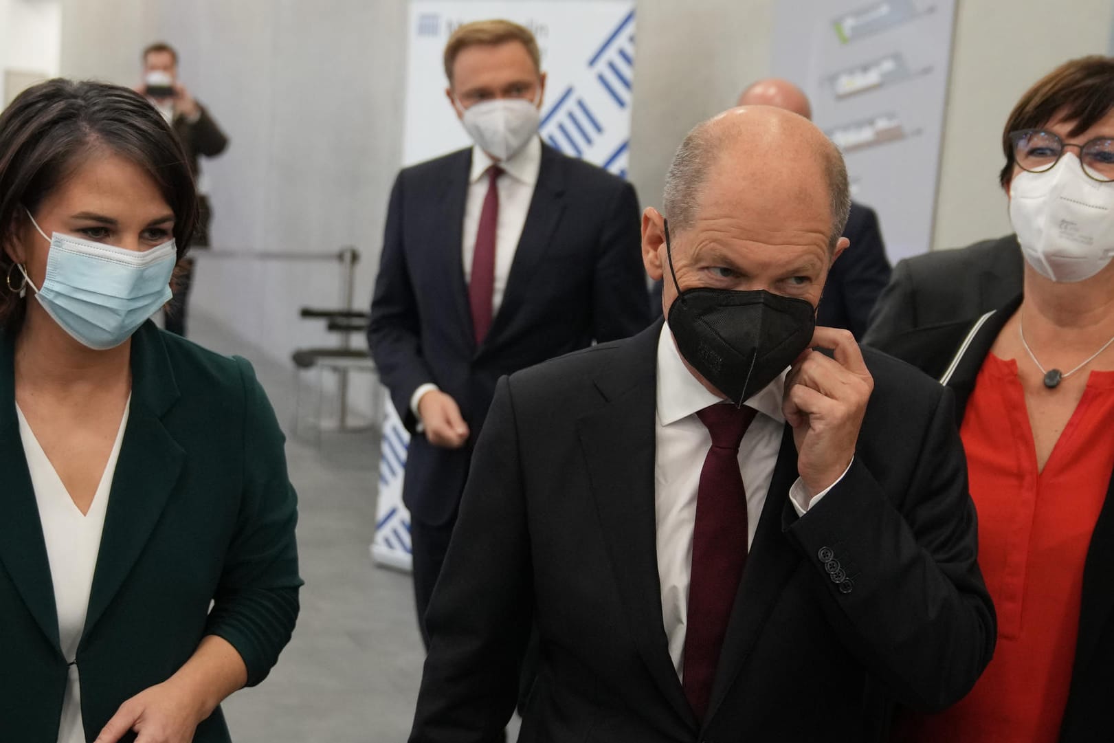 Vertreter von SPD, Grünen und FDP stellten das Sondierungspapier vor: "Gönne uns und der baldigen Regierung einen Erfolg". Vertreter von SPD, Grünen und FDP stellten das Sondierungspapier vor: "Gönne uns und der baldigen Regierung einen Erfolg".