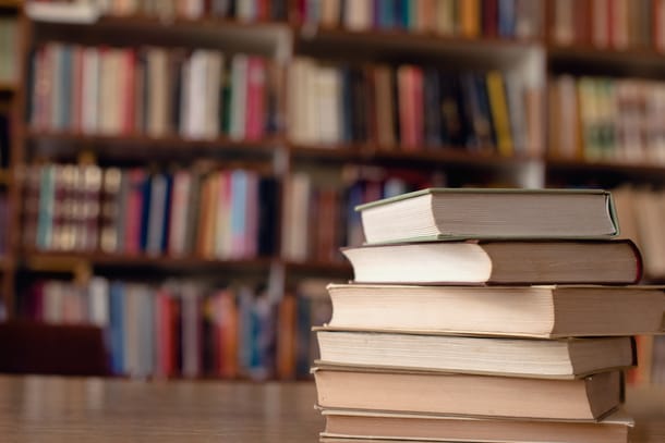 Bücher auf dem Tisch in einer Bibliothek. Bücher auf dem Tisch in einer Bibliothek.