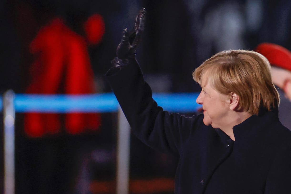 Angela Merkel wurde beim Großen Zapfenstreich verabschiedet. Viele waren mit ihrer Kanzlerschaft zufrieden, viele andere nicht. Angela Merkel wurde beim Großen Zapfenstreich verabschiedet. Viele waren mit ihrer Kanzlerschaft zufrieden, viele andere nicht.