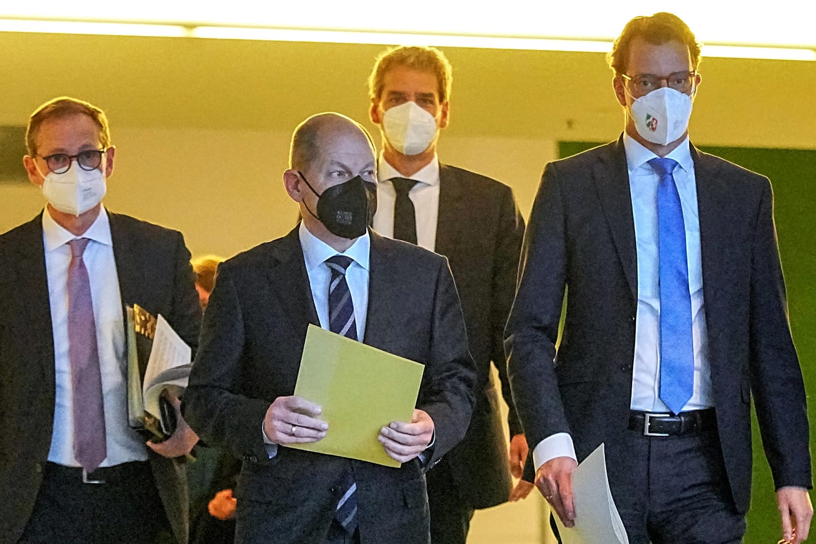 Bundeskanzler Olaf Scholz und die Ministerpräsidenten der Länder beraten sich regelmäßig über das Vorgehen gegen Corona. Viele sind unzufrieden mit dem Krisenmanagement. Bundeskanzler Olaf Scholz und die Ministerpräsidenten der Länder beraten sich regelmäßig über das Vorgehen gegen Corona. Viele sind unzufrieden mit dem Krisenmanagement.