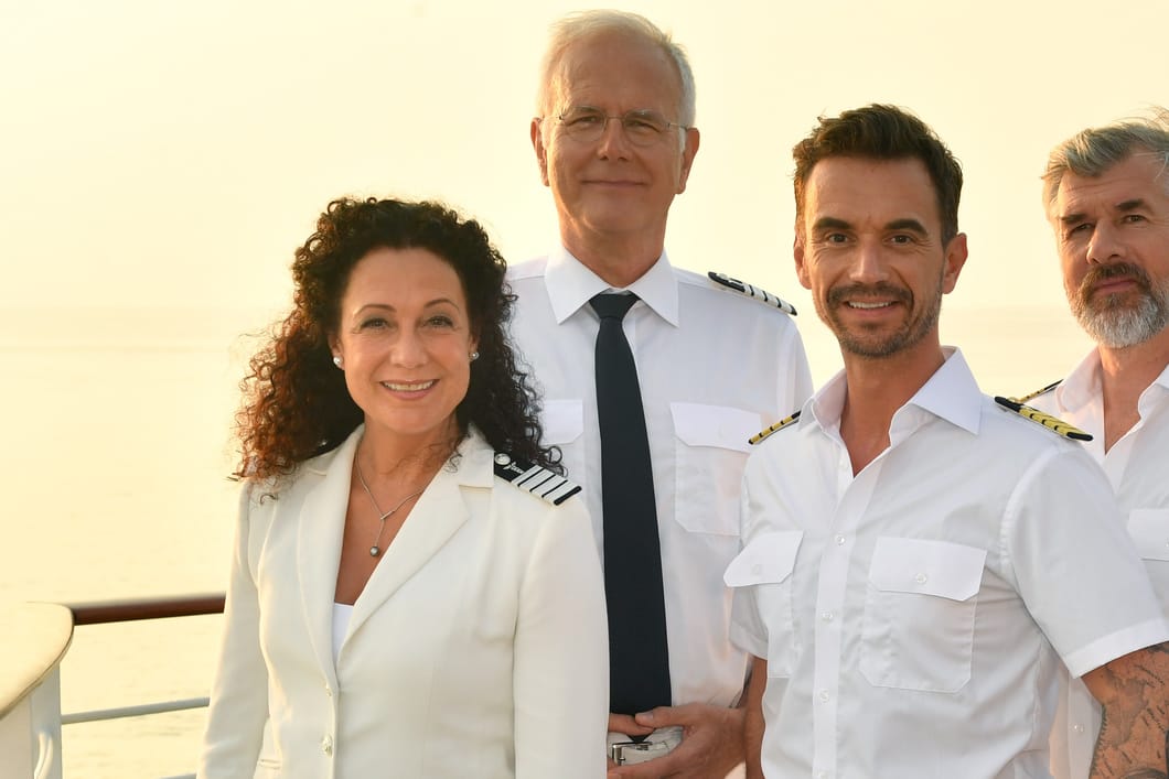 "Das Traumschiff": Wird Harald Schmidt als Oskar Schifferle nicht mehr Teil der Crew um Kapitän Max Parger (Florian Silbereisen) sein? "Das Traumschiff": Wird Harald Schmidt als Oskar Schifferle nicht mehr Teil der Crew um Kapitän Max Parger (Florian Silbereisen) sein?