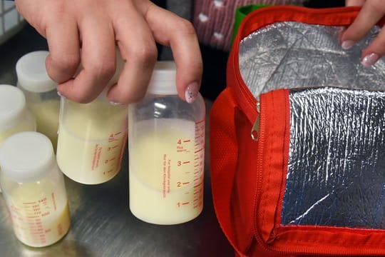 In der Frauenmilchbank des Universitätsklinikums liefert eine Spenderin Muttermilch ab. In der Frauenmilchbank des Universitätsklinikums liefert eine Spenderin Muttermilch ab.