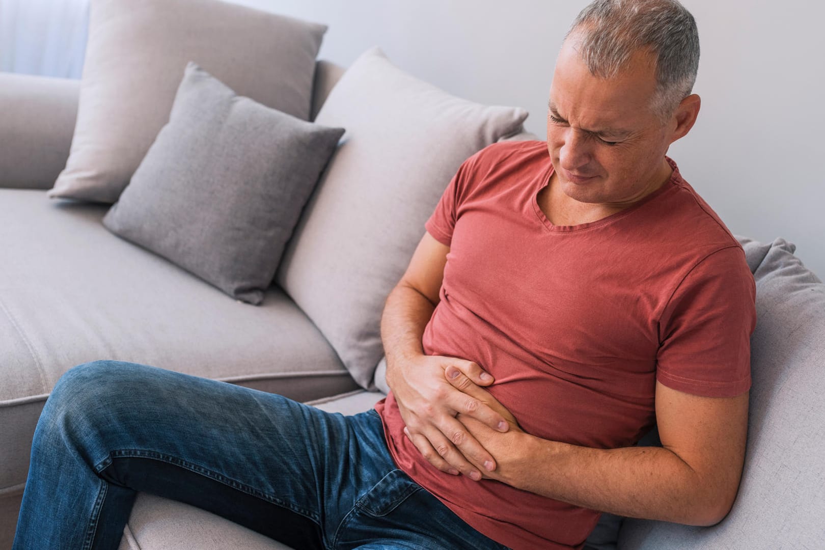 Magenbeschwerden: Bei einer Gastritis kann es zu Magenschmerzen, Aufstoßen und Völlegefühl kommen. Magenbeschwerden: Bei einer Gastritis kann es zu Magenschmerzen, Aufstoßen und Völlegefühl kommen.