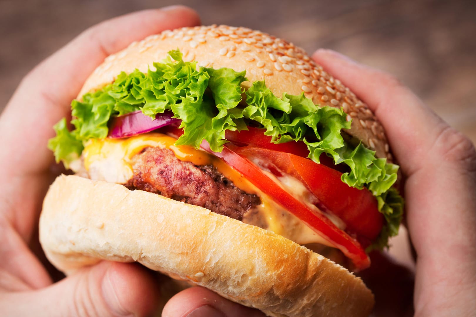 Burger: Jeder hat seine eigene Philosophie, wie man einen Burger richtig isst. Burger: Jeder hat seine eigene Philosophie, wie man einen Burger richtig isst.