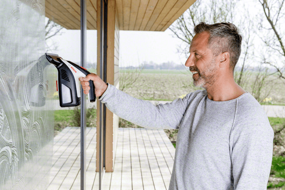Mit den besten Akku-Fenstersaugern reinigen Sie Fenster ganz einfach und streifenfrei.