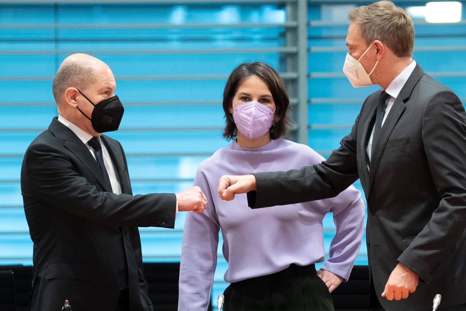 Olaf Scholz (l), Annalena Baerbock (m) und Christian Lindner (r): Wie hat sich die Bundesregierung in den ersten 100 Tagen geschlagen?
