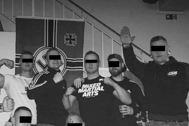 Laut der Recherchegruppe Exif zeigt das Bild zwei der Festgenommenen im Eisenacher "Flieder Volkshaus": Leon R. (m.) und Bastian A. (mit Hitlergruß). Laut der Recherchegruppe Exif zeigt das Bild zwei der Festgenommenen im Eisenacher "Flieder Volkshaus": Leon R. (m.) und Bastian A. (mit Hitlergruß).