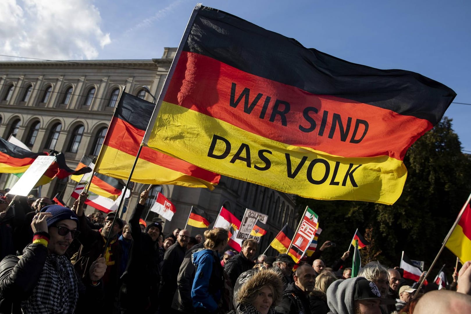 Eine Deutschlandfahne mit der Aufschrift "Wir sind das Volk" wird bei einer Demonstration hochgehalten: Ein Drittel glaubt, in einer Scheindemokratie zu leben. Eine Deutschlandfahne mit der Aufschrift "Wir sind das Volk" wird bei einer Demonstration hochgehalten: Ein Drittel glaubt, in einer Scheindemokratie zu leben.