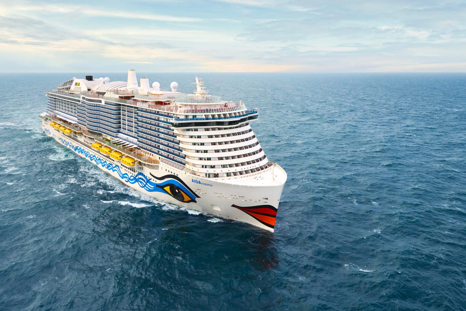 Die AIDAcosma auf hoher See: Das neueste Schiff der AIDA-Flotte begeistert unter anderem mit seinem Infinitypool. Die AIDAcosma auf hoher See: Das neueste Schiff der AIDA-Flotte begeistert unter anderem mit seinem Infinitypool.