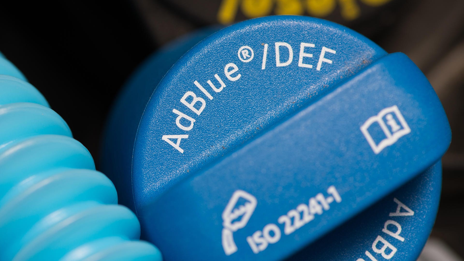 Adblue: Die Harnstoff-Lösung erhalten Sie unter anderem an der Tankstelle. Adblue: Die Harnstoff-Lösung erhalten Sie unter anderem an der Tankstelle.