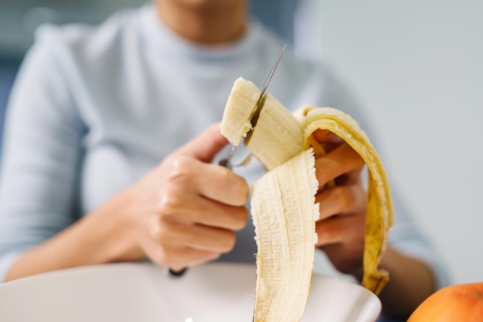 Banane schälen (Symbolbild): Ob im Obstsalat, im Bananenbrot oder pur – Bananen sind in der Küche vielseitig einsetzbar. Banane schälen (Symbolbild): Ob im Obstsalat, im Bananenbrot oder pur – Bananen sind in der Küche vielseitig einsetzbar.