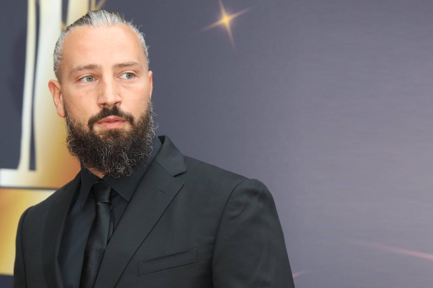 Murathan Muslu: Der Schauspieler ist im neuen Spotify-Podcast "Batman unter Toten" zu hören. Murathan Muslu: Der Schauspieler ist im neuen Spotify-Podcast "Batman unter Toten" zu hören.