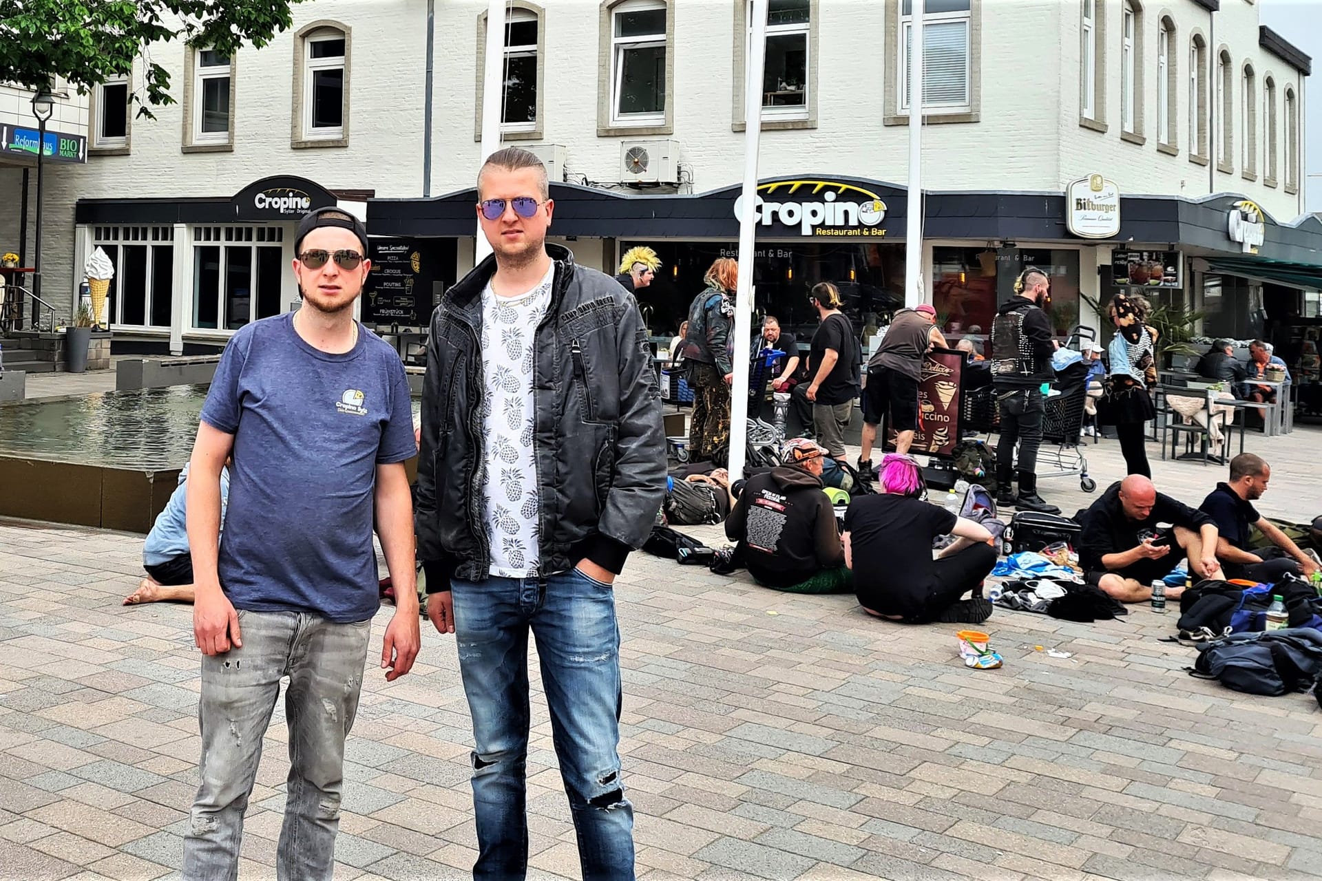 Mickey Schreiber (rechts) und sein Bruder Robin stehen vor ihrem Restaurant "Cropino": Die beiden führen das Lokal in Westerland gemeinsam. Mickey Schreiber (rechts) und sein Bruder Robin stehen vor ihrem Restaurant "Cropino": Die beiden führen das Lokal in Westerland gemeinsam.
