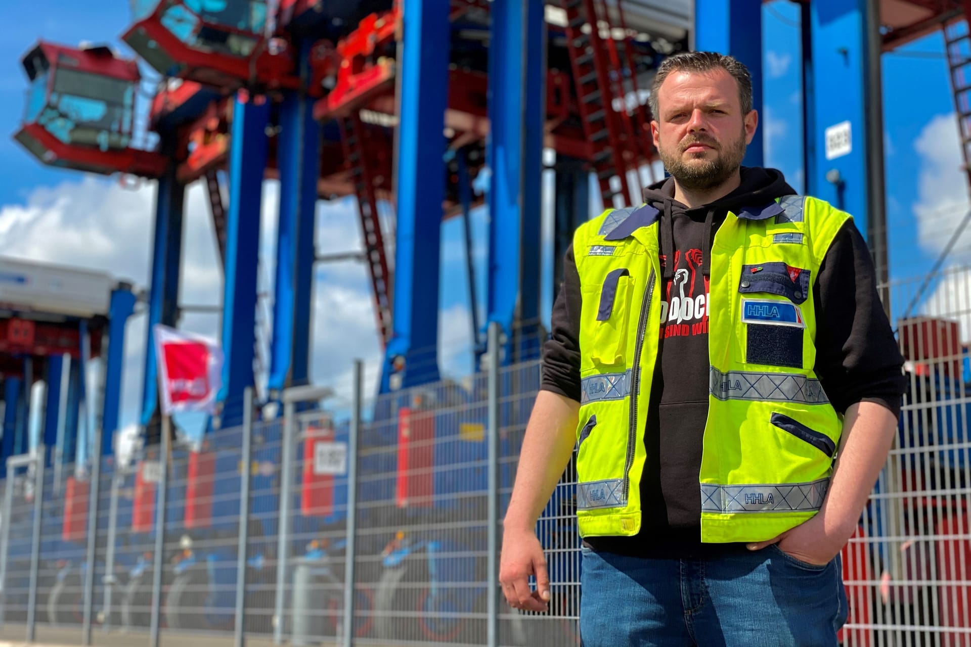 Betriebsratsvorsitzender Christian Baranowski steht vor dem Container Terminal Burchardkai: Im Hamburger Hafen wird erstmals seit 44 Jahren wieder gestreikt. Betriebsratsvorsitzender Christian Baranowski steht vor dem Container Terminal Burchardkai: Im Hamburger Hafen wird erstmals seit 44 Jahren wieder gestreikt.