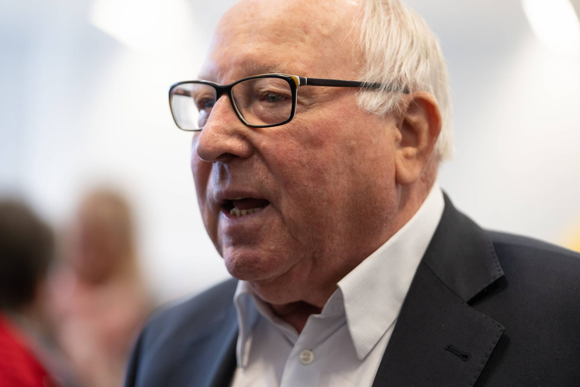 Uwe Seeler während der Eröffnung der durch den TV Fischbek genutzten Sporthalle Uwe Seeler während der Eröffnung der durch den TV Fischbek genutzten Sporthalle