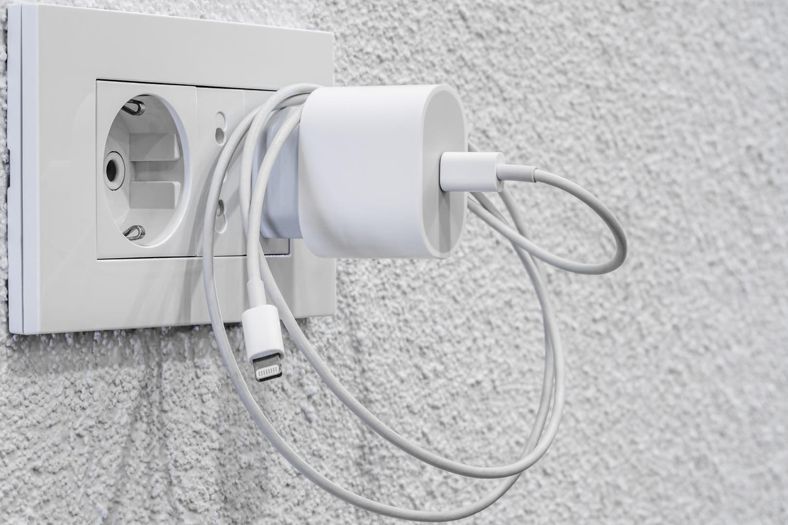 Auch das Ladekabel vom Smartphone sollte nicht nutzlos in der Steckdose stecken, denn selbst dann zieht es Strom. Auch das Ladekabel vom Smartphone sollte nicht nutzlos in der Steckdose stecken, denn selbst dann zieht es Strom.