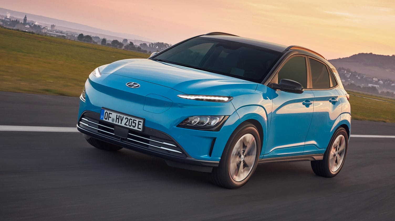 Autobahntauglich: Der Hyundai Kona Elektro gehört zu den günstigeren E-Autos mit hoher Reichweite. Erst ist in der getesteten Akkuvariante ab 41.850 Euro zu haben. Die E-Auto-Prämie wird noch abgezogen. Autobahntauglich: Der Hyundai Kona Elektro gehört zu den günstigeren E-Autos mit hoher Reichweite. Erst ist in der getesteten Akkuvariante ab 41.850 Euro zu haben. Die E-Auto-Prämie wird noch abgezogen.