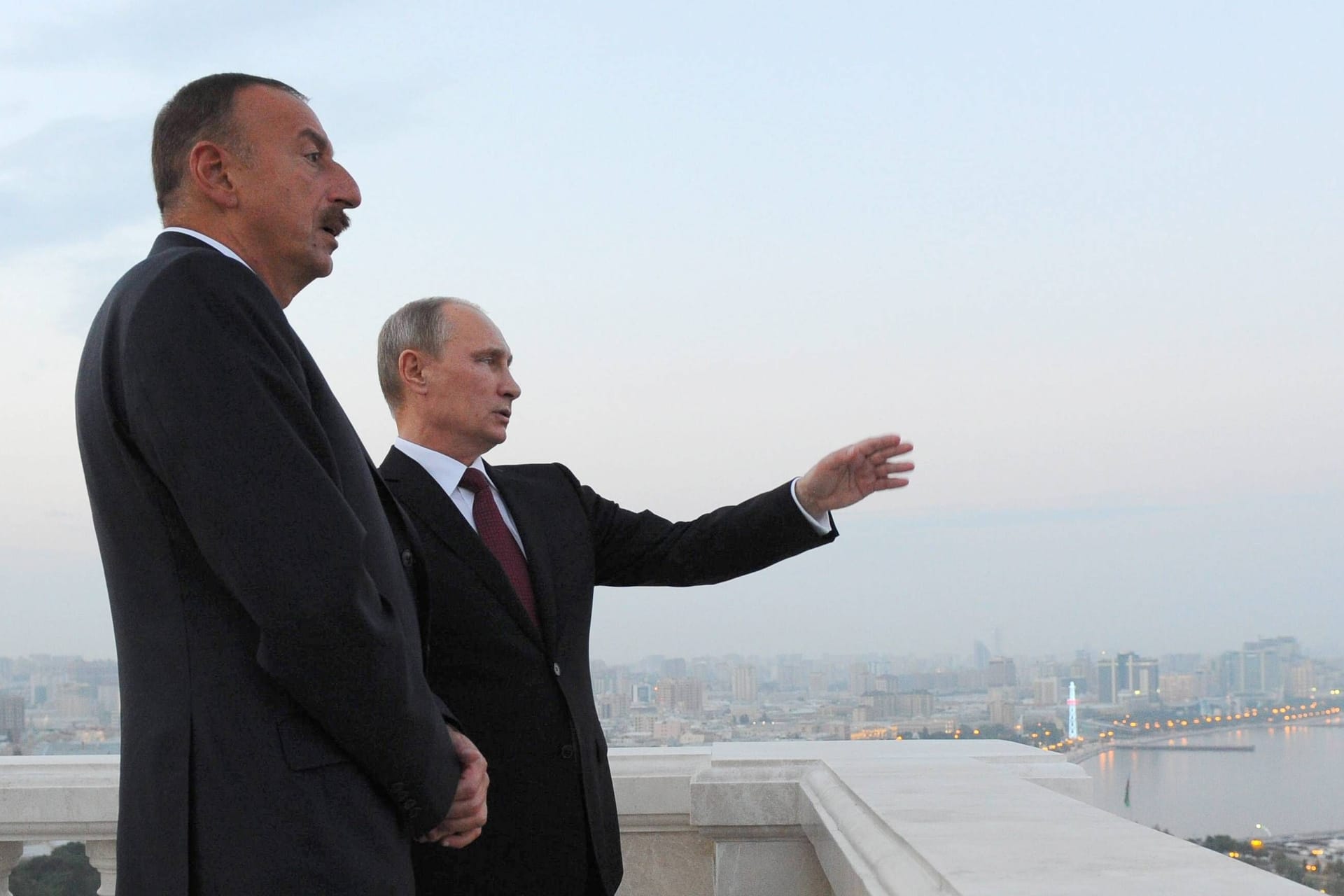 Ilham Alijew und Wladimir Putin (Archivbild): Aserbaidschans Machthaber nutzt Putins Schwäche aus. Ilham Alijew und Wladimir Putin (Archivbild): Aserbaidschans Machthaber nutzt Putins Schwäche aus.