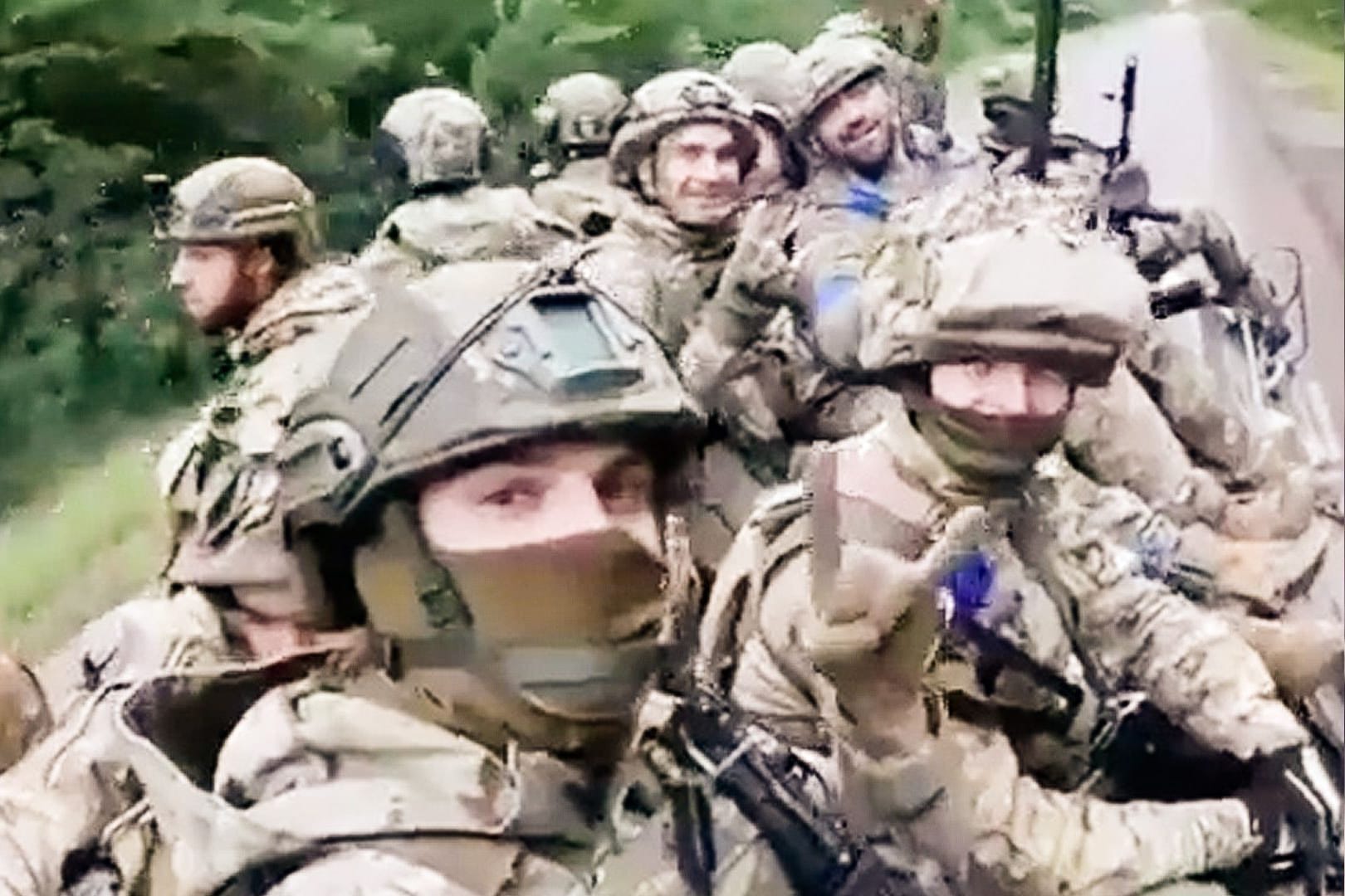 Ukrainische Soldaten auf dem Vormarsch in der Region Charkiw: "Die Gegenoffensive um Charkiw verläuft viel schneller als die in Cherson". Ukrainische Soldaten auf dem Vormarsch in der Region Charkiw: "Die Gegenoffensive um Charkiw verläuft viel schneller als die in Cherson".