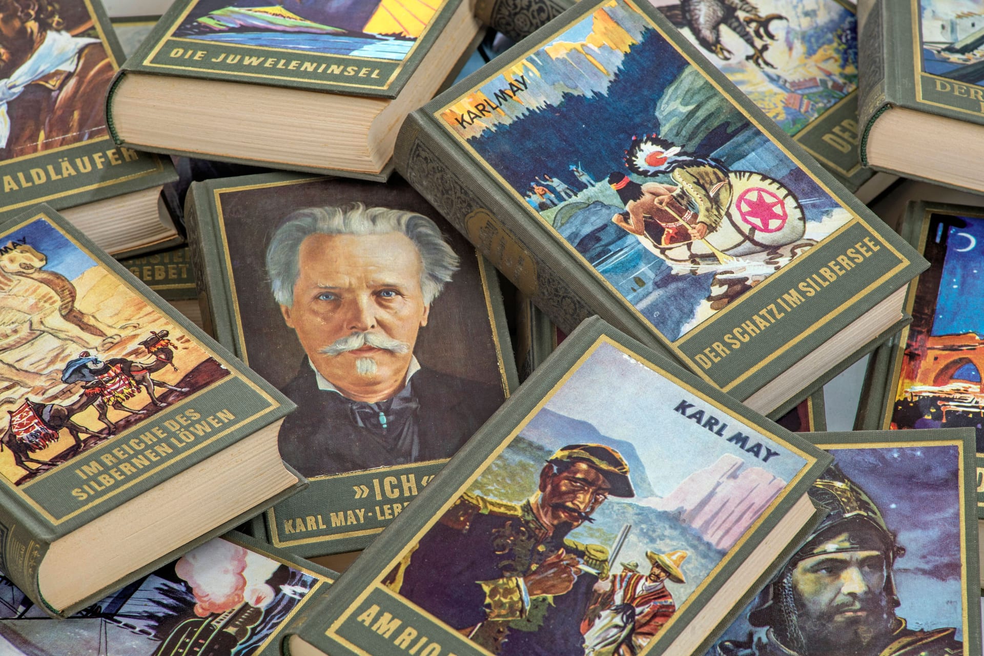 Alte Karl-May-Bücher, unter anderem der Wildwestroman "Der Schatz im Silbersee", in dem auch Winnetou vorkommt. Alte Karl-May-Bücher, unter anderem der Wildwestroman "Der Schatz im Silbersee", in dem auch Winnetou vorkommt.