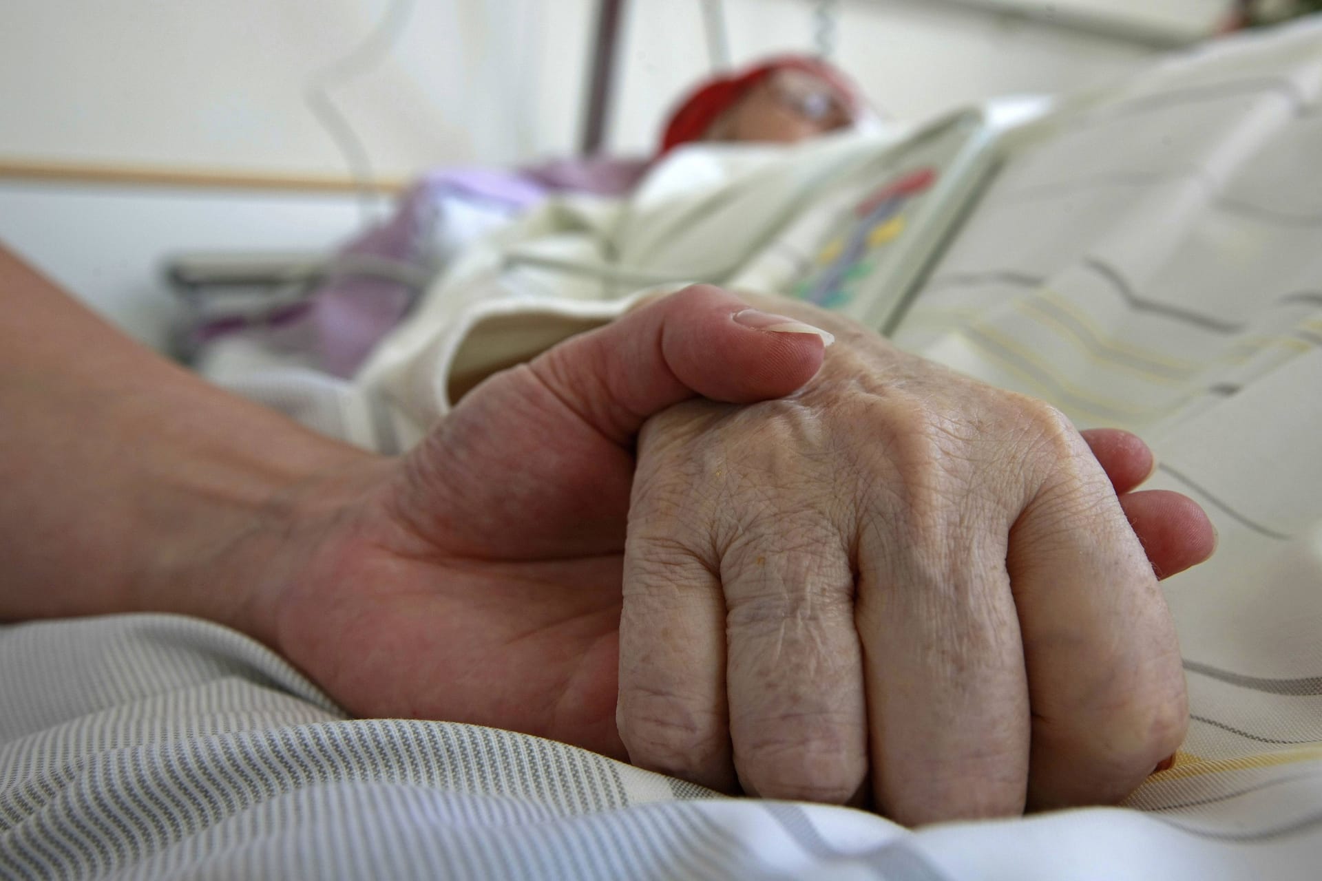 Ein Patient liegt auf einer Intensivstation (Symbolfoto): Unter anderem Personalnot führt zu den aktuellen Problemen. Ein Patient liegt auf einer Intensivstation (Symbolfoto): Unter anderem Personalnot führt zu den aktuellen Problemen.