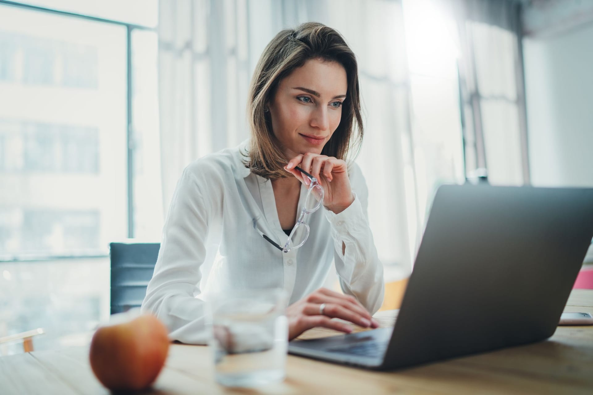Junge Frau am Laptop (Symbolbild): In Aktien-ETFs können auch Anfänger bequem von zu Hause investieren. Junge Frau am Laptop (Symbolbild): In Aktien-ETFs können auch Anfänger bequem von zu Hause investieren.