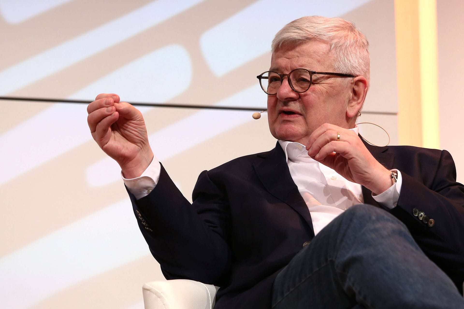 Joschka Fischer: Der Ex-Außenminister kritisiert die Debatte um Wüstenstaat Katar. Joschka Fischer: Der Ex-Außenminister kritisiert die Debatte um Wüstenstaat Katar.