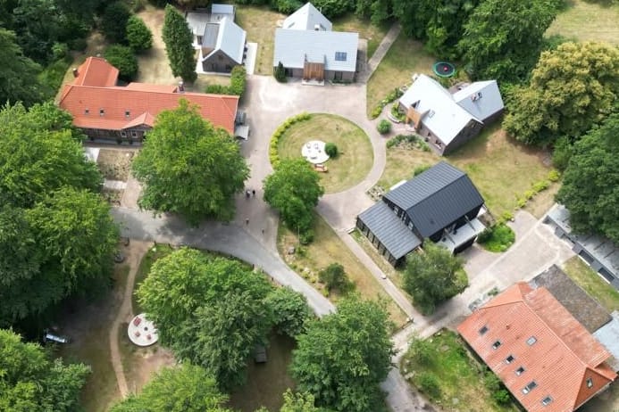 Luftbildaufnahme von Böhmsholz: Das Dorf ist von Wald umgeben. Luftbildaufnahme von Böhmsholz: Das Dorf ist von Wald umgeben.